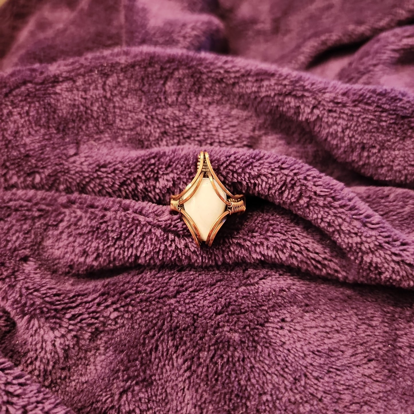 Anillo de cobre envejecido con escolecita en forma de lágrima blanca, talla 5,5