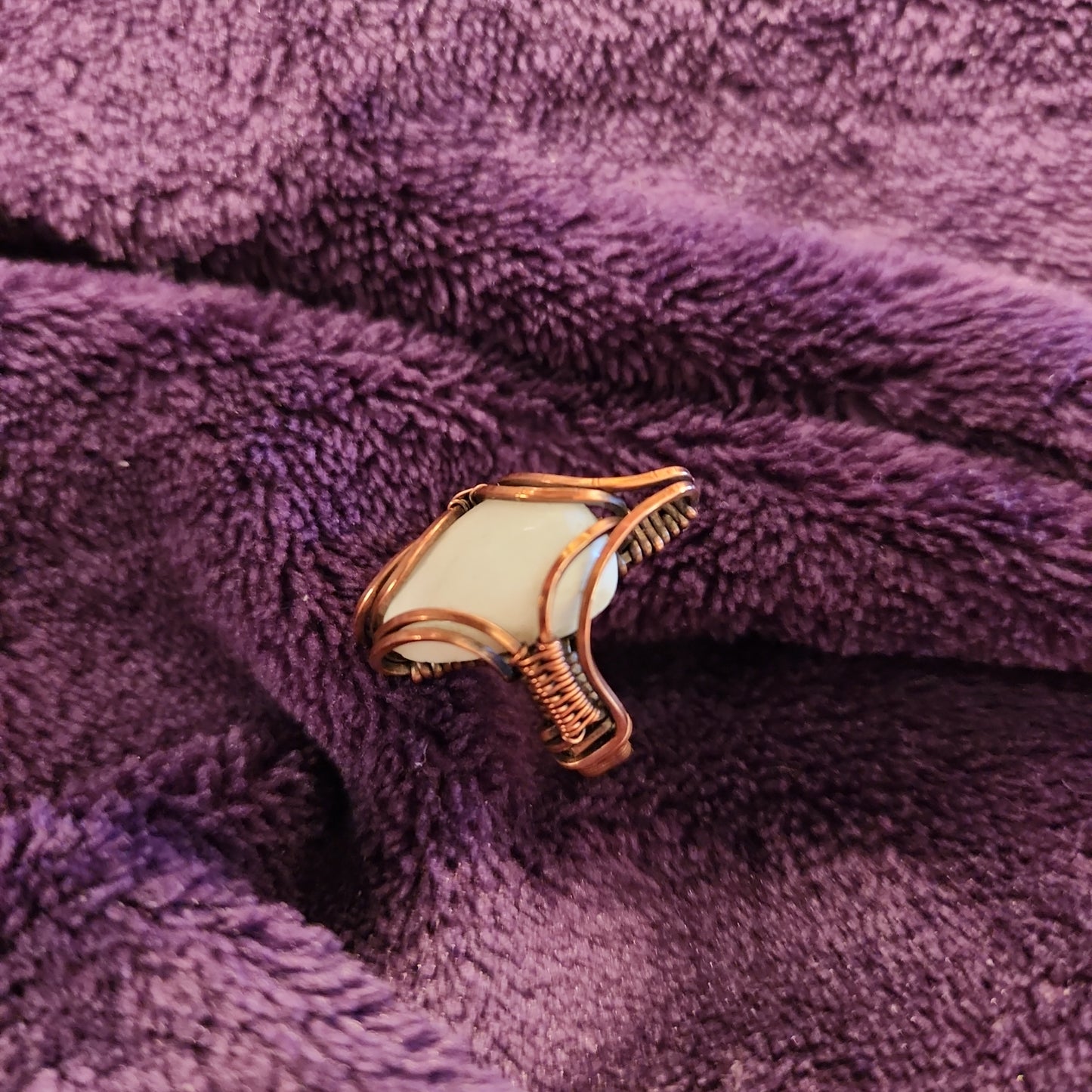 Anillo de cobre envejecido con escolecita en forma de lágrima blanca, talla 5,5