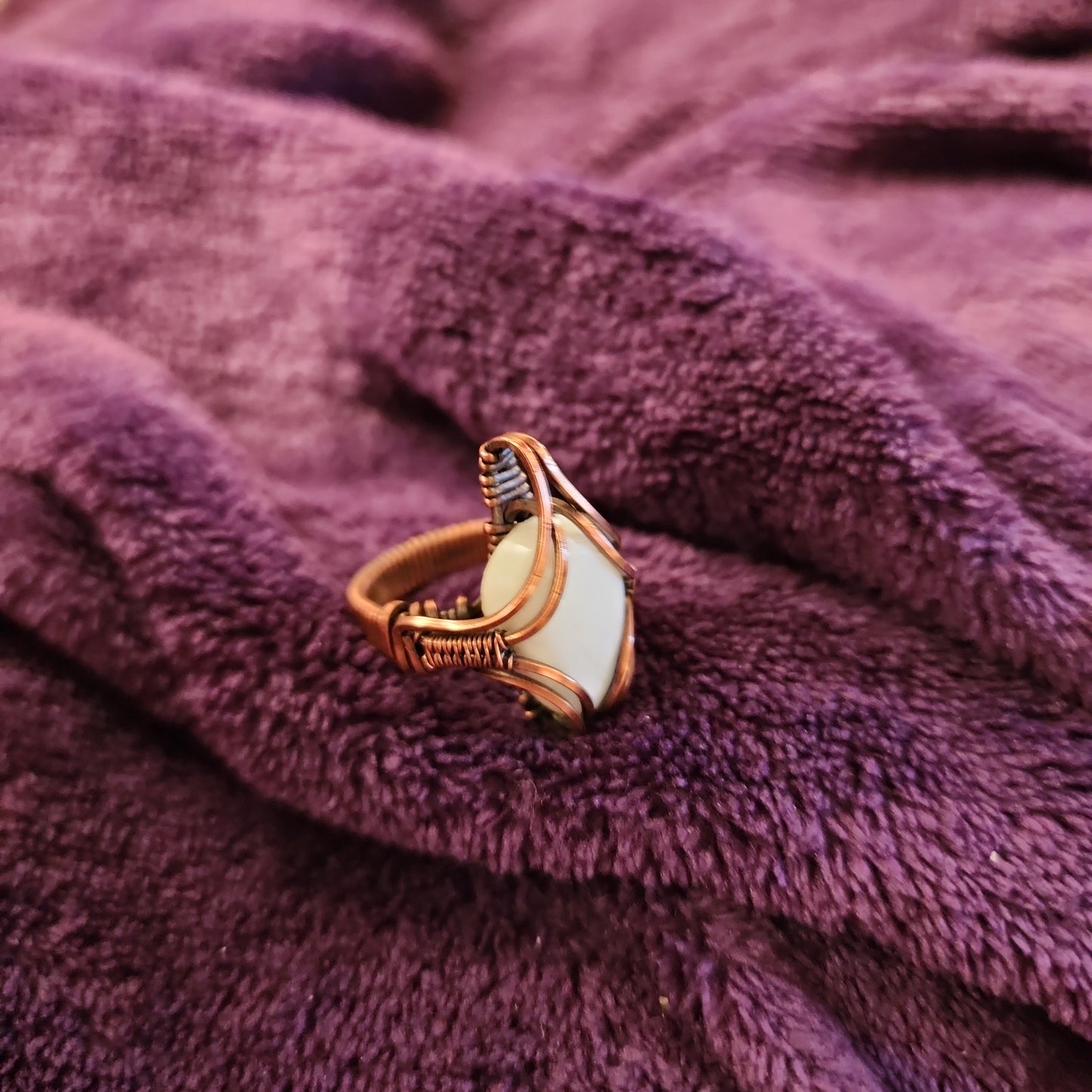 Anillo de cobre envejecido con escolecita en forma de lágrima blanca, talla 5,5