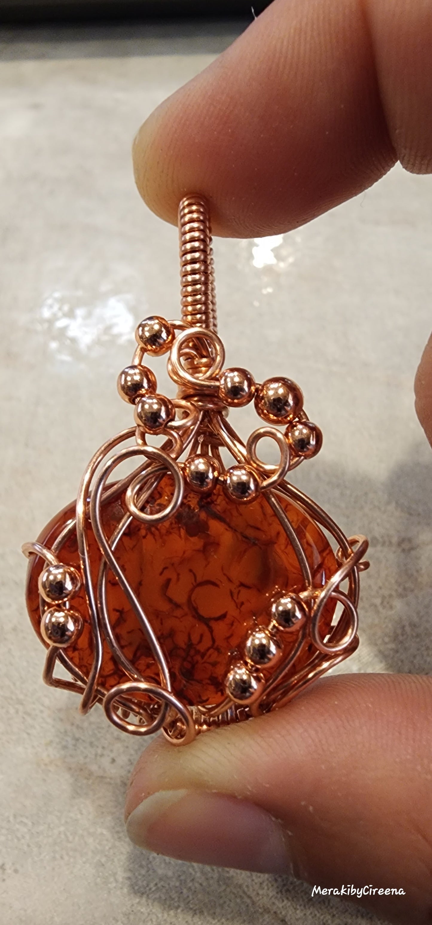 Colgante de calabaza de cornalina en cobre envejecido